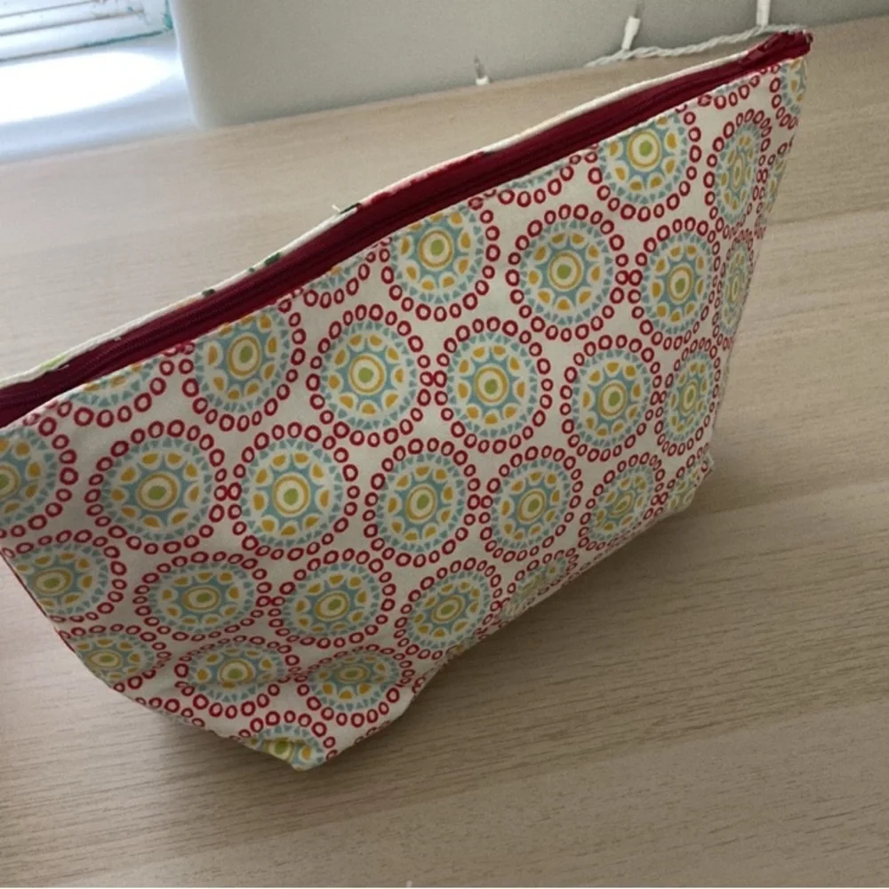 NWOT Set of 2 flora makeup or toiletry bags, large 12” small 10”, matching set